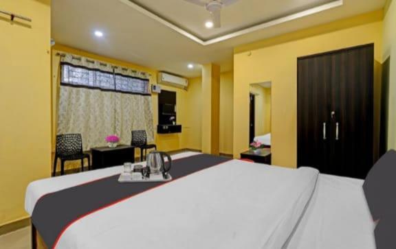 Отель H K Residency Near Kalakshetra Гувахати Экстерьер фото