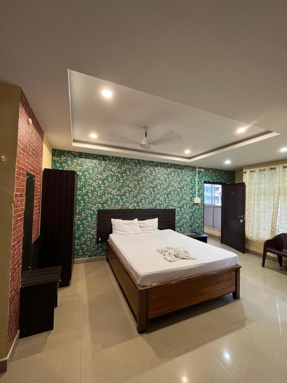 Отель H K Residency Near Kalakshetra Гувахати Экстерьер фото