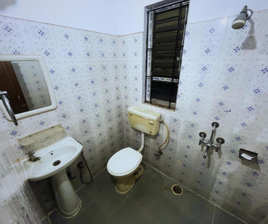 Отель H K Residency Near Kalakshetra Гувахати Экстерьер фото